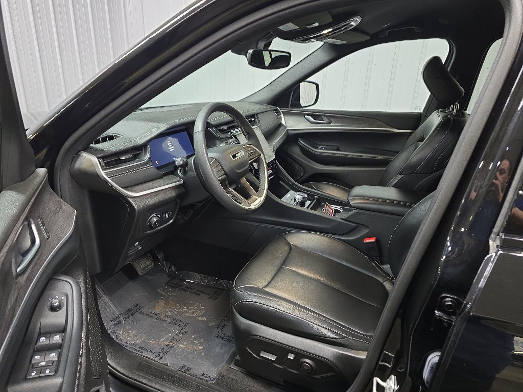 Used 2024 Jeep Grand Cherokee L Limited w/ Black Appearance Package AWD/4WD image 28
