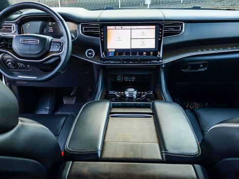 Used 2023 Jeep Grand Wagoneer Series II image 11