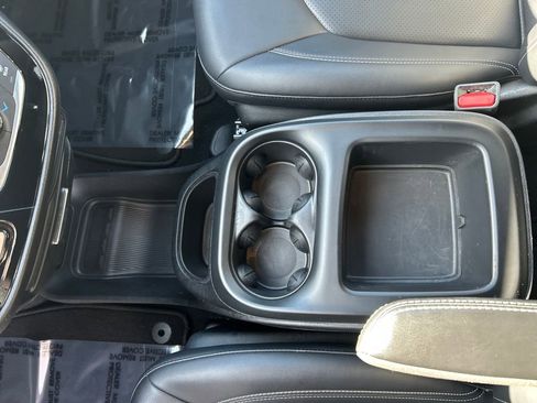 Used 2025 Chrysler Pacifica Select FWD image 16