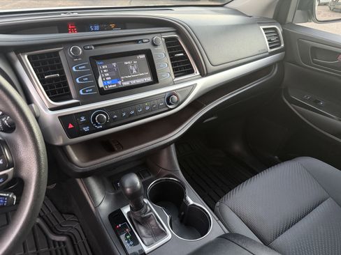 Used 2019 Toyota Highlander LE image 23