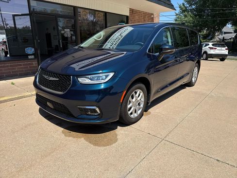 Used 2023 Chrysler Pacifica Touring-L FWD image 2