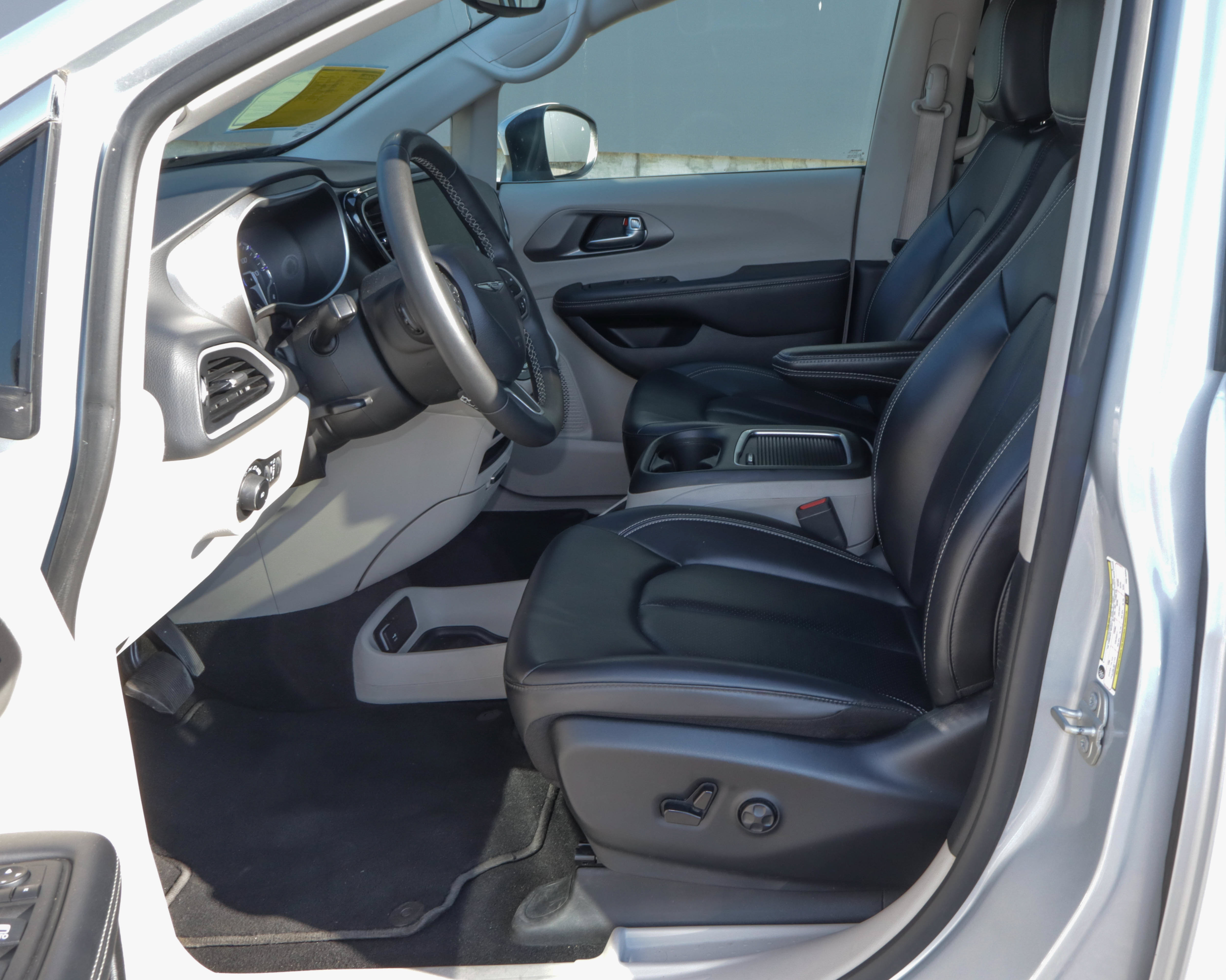 Used 2023 Chrysler Pacifica Touring-L FWD image 7