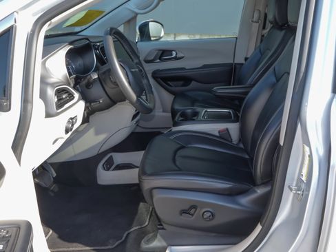 Used 2023 Chrysler Pacifica Touring-L FWD image 7