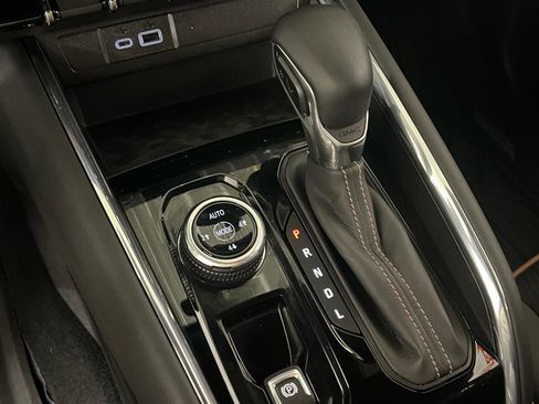 Used 2024 GMC Canyon AT4 w/ Technology Package image 25