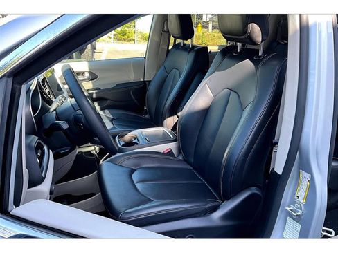 Used 2024 Chrysler Pacifica Touring-L FWD image 24