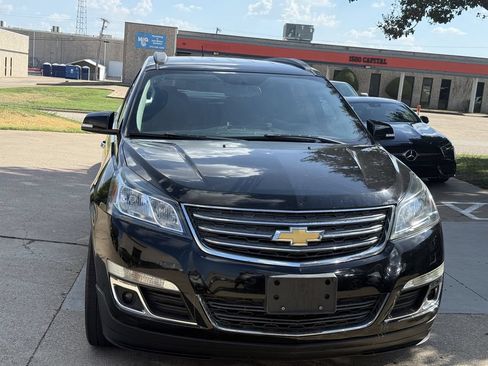 Used 2016 Chevrolet Traverse LT w/ Style and Technology Package FWD image 2