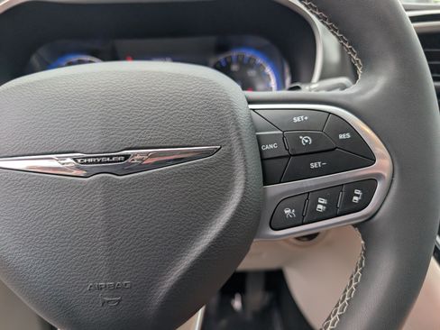 Used 2023 Chrysler Pacifica Touring-L FWD image 24
