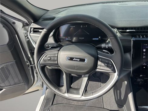 New 2025 Jeep Grand Cherokee L Altitude image 9