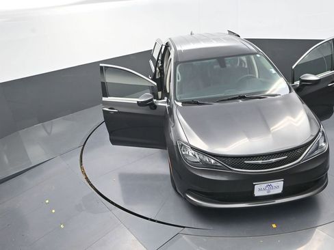 Used 2022 Chrysler Voyager LX image 31