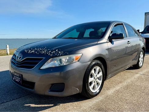Used 2011 Toyota Camry LE image 1