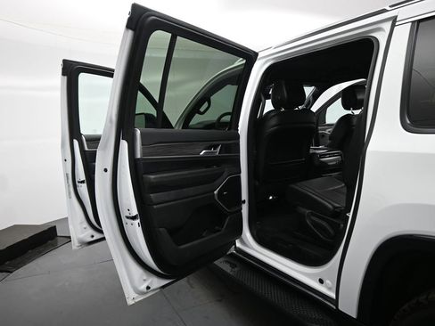 Used 2024 Jeep Wagoneer L Series II image 17