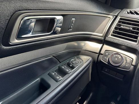 Used 2018 Ford Explorer XLT w/ Equipment Group 202A FWD image 28