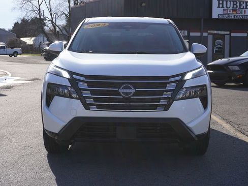 Used 2024 Nissan Rogue SV image 2