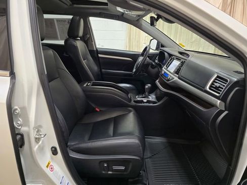 Used 2019 Toyota Highlander XLE image 32