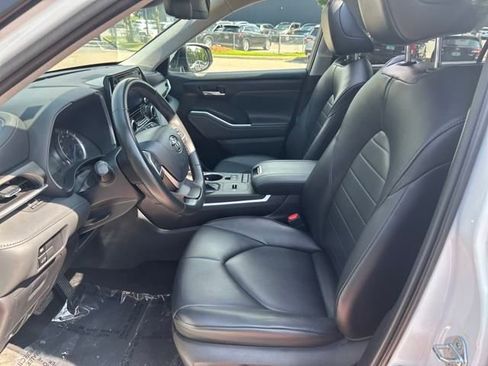 Used 2022 Toyota Highlander XLE image 9