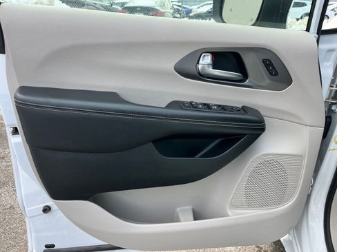 Used 2023 Chrysler Pacifica Touring-L image 21