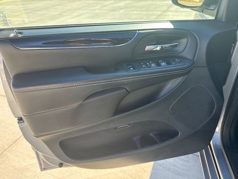 Used 2018 Dodge Grand Caravan SE image 10