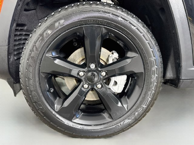 Used 2024 Jeep Grand Cherokee Limited w/ Black Appearance Package AWD/4WD image 38
