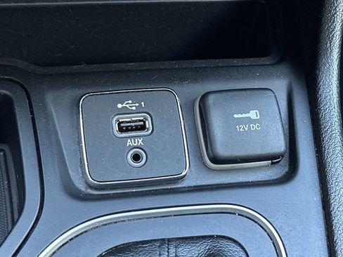 Used 2021 Jeep Cherokee Latitude FWD image 23