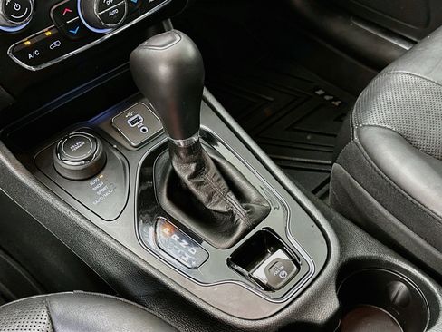 Used 2019 Jeep Cherokee Limited AWD/4WD image 25