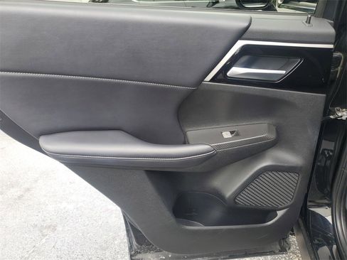 Used 2024 Mitsubishi Outlander SE image 13