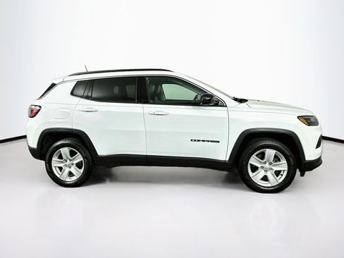 Used 2022 Jeep Compass Latitude w/ Sun and Sound Group AWD/4WD image 10