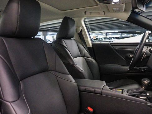 Used 2025 Lexus ES 300h w/ Premium Package FWD image 17