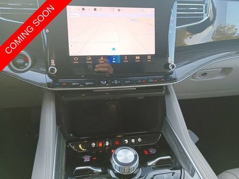 Certified 2022 Jeep Wagoneer Series III w/ Flexible Seating Group AWD/4WD image 12