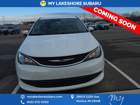 Used 2018 Chrysler Pacifica LX image 2