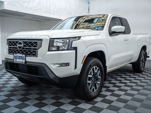 Used 2022 Nissan Frontier SV AWD/4WD image 3