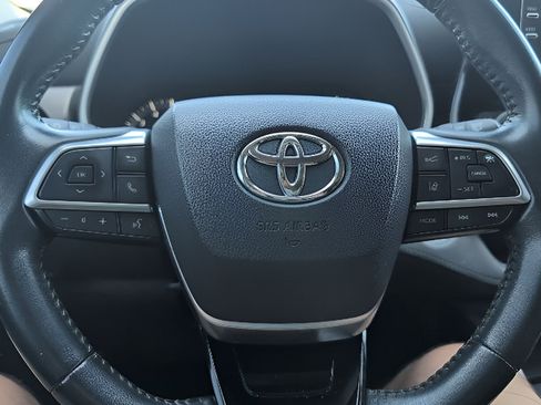 Used 2021 Toyota Highlander XLE AWD/4WD image 17