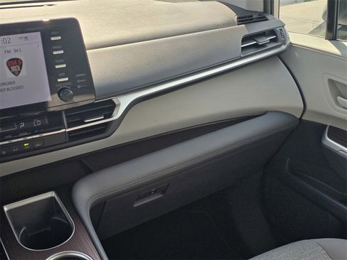 Used 2021 Toyota Sienna LE image 18