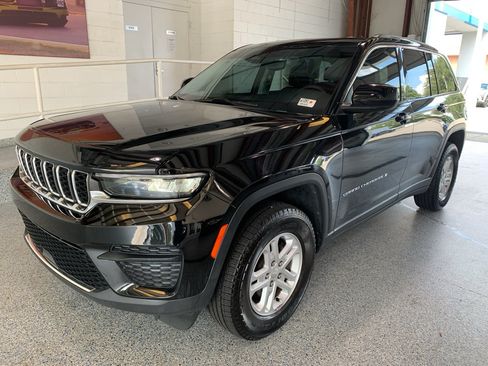 Used 2023 Jeep Grand Cherokee Laredo RWD image 4