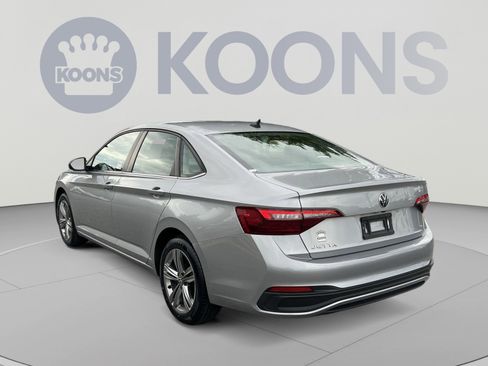 Used 2022 Volkswagen Jetta SE FWD image 4