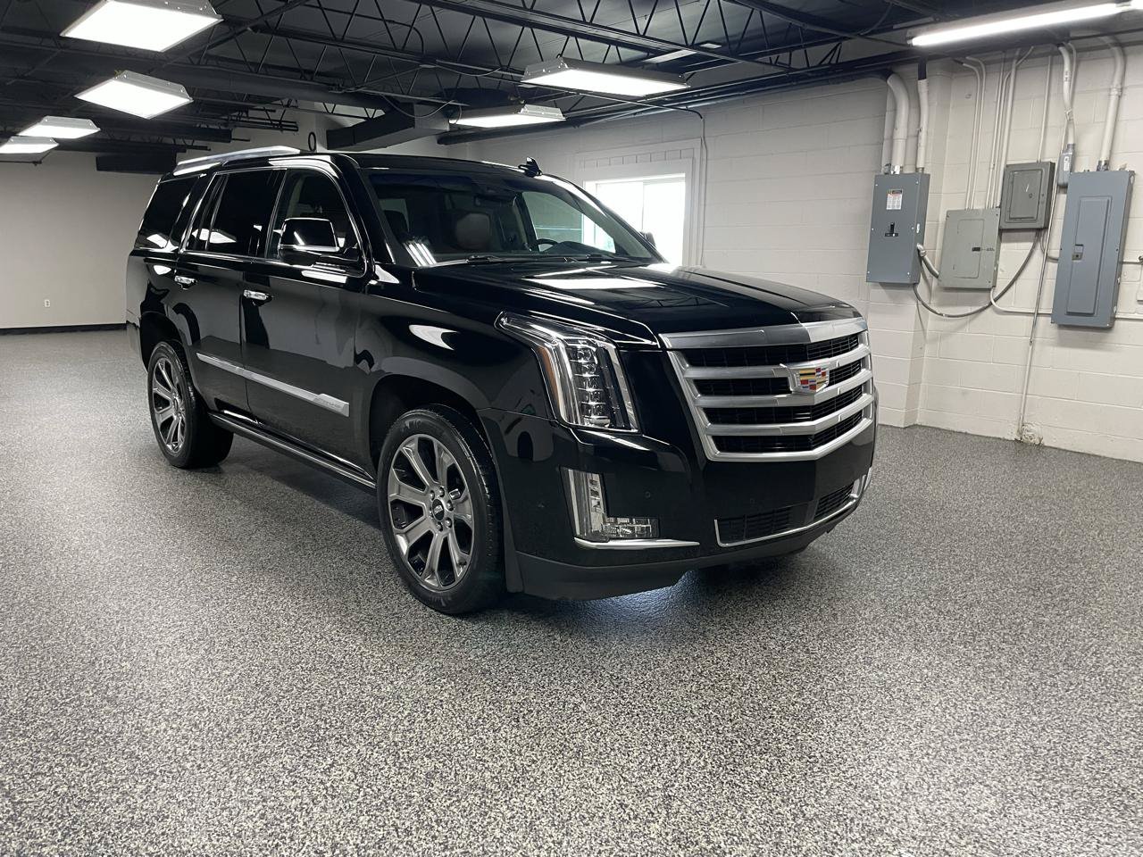 Used 2019 Cadillac Escalade Premium Luxury AWD/4WD image 3