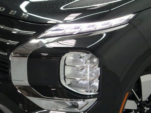 New 2026 Mitsubishi Outlander SE FWD image 2