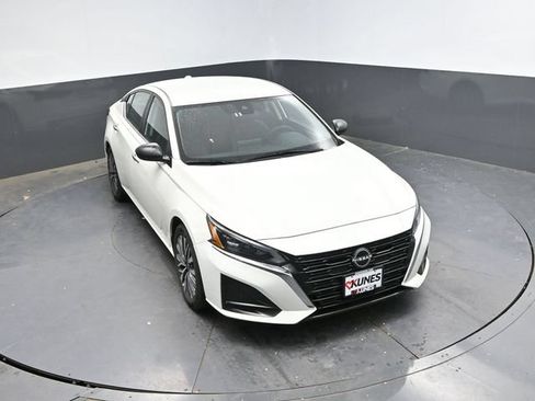 Used 2025 Nissan Altima 2.5 SV FWD image 34