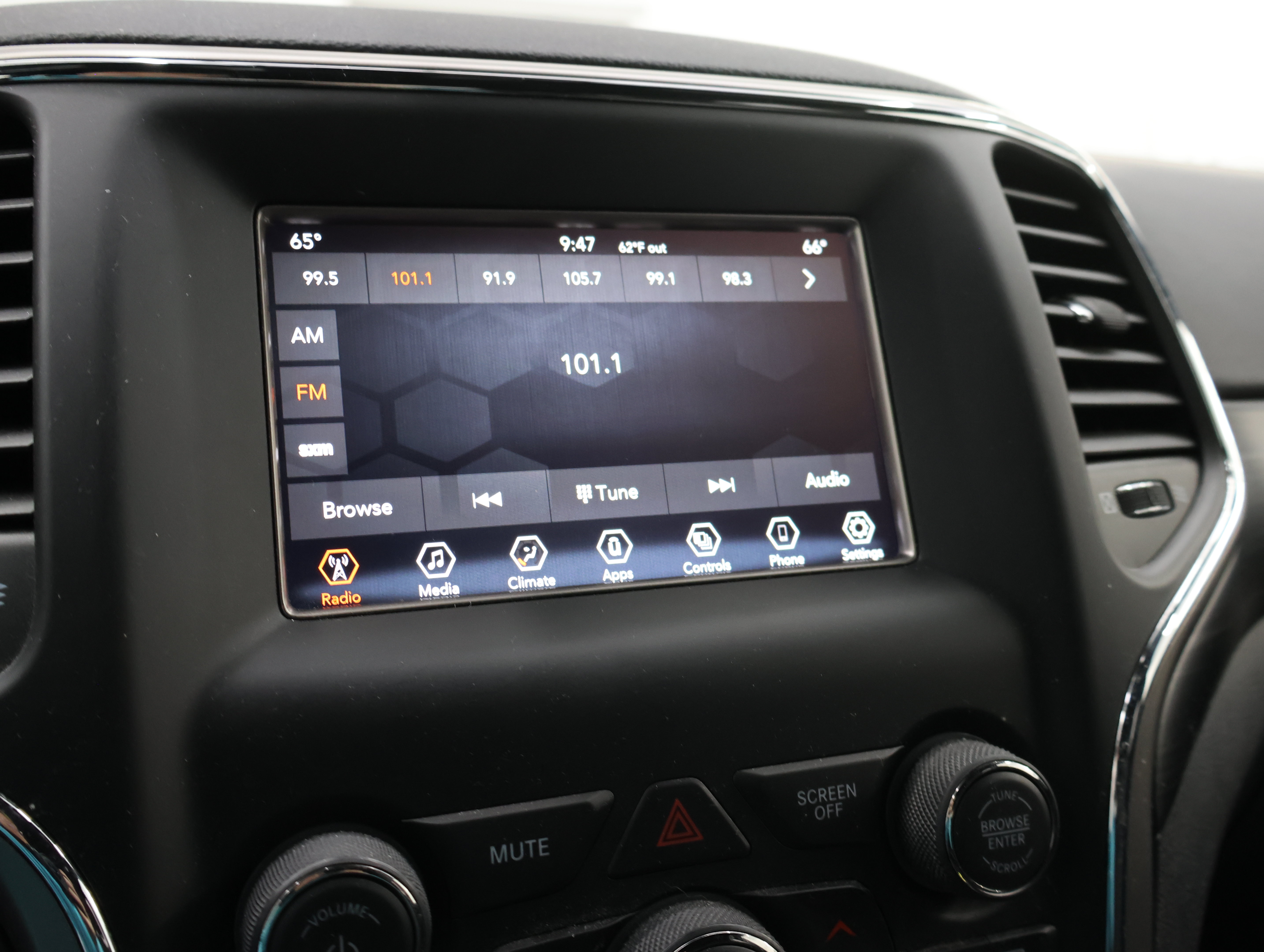 Used 2021 Jeep Grand Cherokee Laredo AWD/4WD image 11