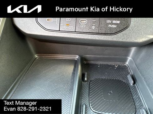 Used 2025 Kia Carnival EX FWD image 31
