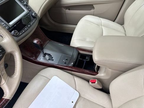 Used 2011 Toyota Avalon Limited image 24