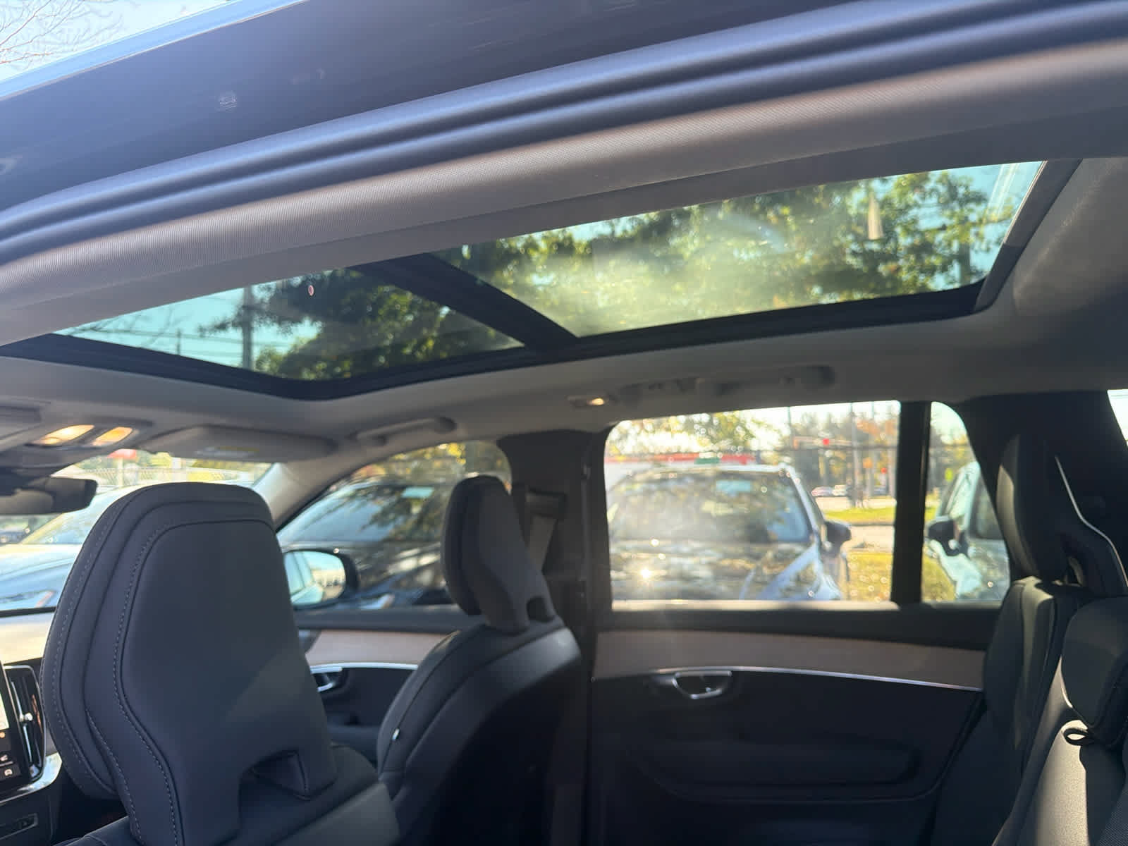 Certified 2025 Volvo XC90 B5 Plus AWD/4WD image 14