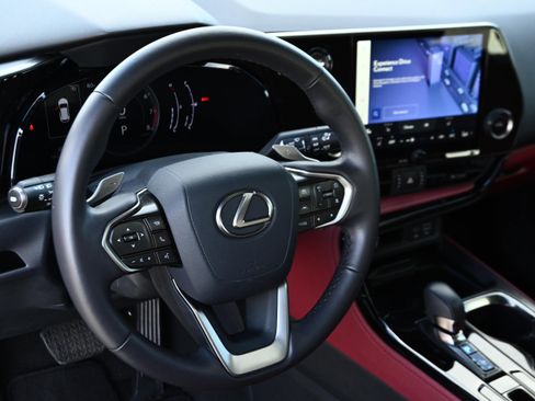 Used 2025 Lexus NX 250 FWD image 11