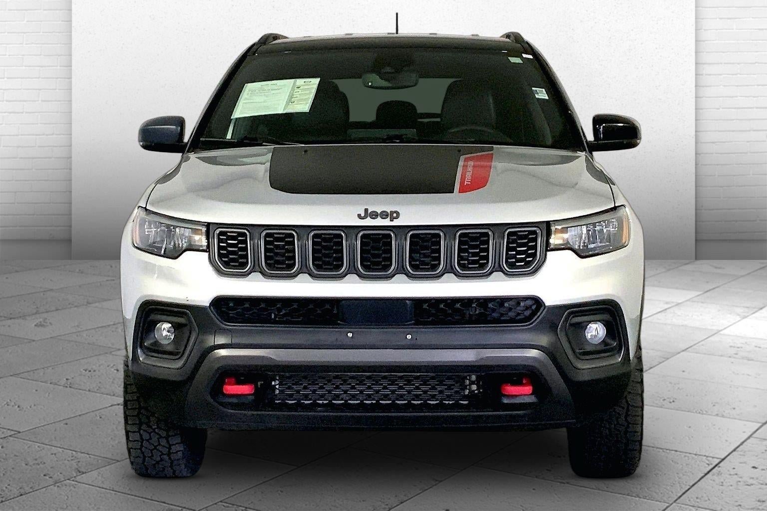 Used 2025 Jeep Compass Trailhawk w/ Trailer Tow Group AWD/4WD image 2