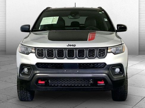Used 2025 Jeep Compass Trailhawk w/ Trailer Tow Group AWD/4WD image 2