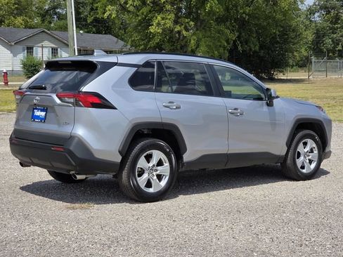 Used 2021 Toyota RAV4 XLE w/ Convenience Package FWD image 7