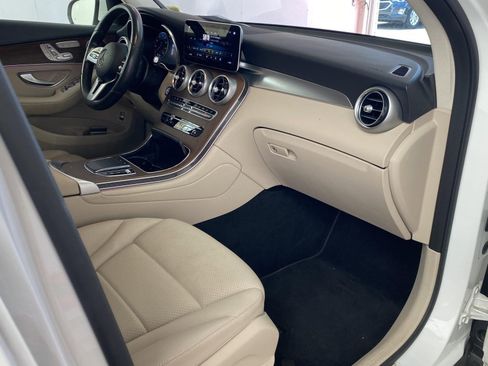 Used 2022 Mercedes-Benz GLC 300 4MATIC w/ Premium Package Lite image 8