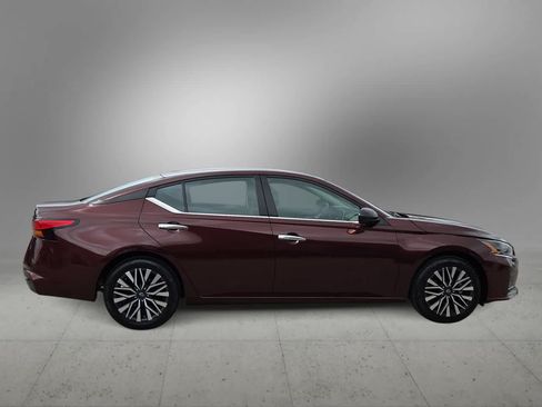 Used 2024 Nissan Altima 2.5 SV FWD image 8