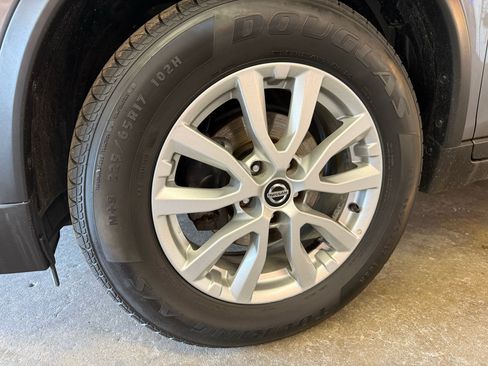 Used 2020 Nissan Rogue SV image 9