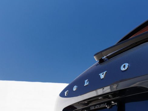 Used 2023 Volvo XC60 B5 Ultimate w/ Protection Package Premier FWD image 12