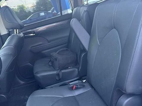 Used 2024 Toyota Highlander Platinum AWD/4WD image 11